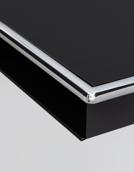 Lola lean on console