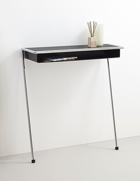 Lola lean on console