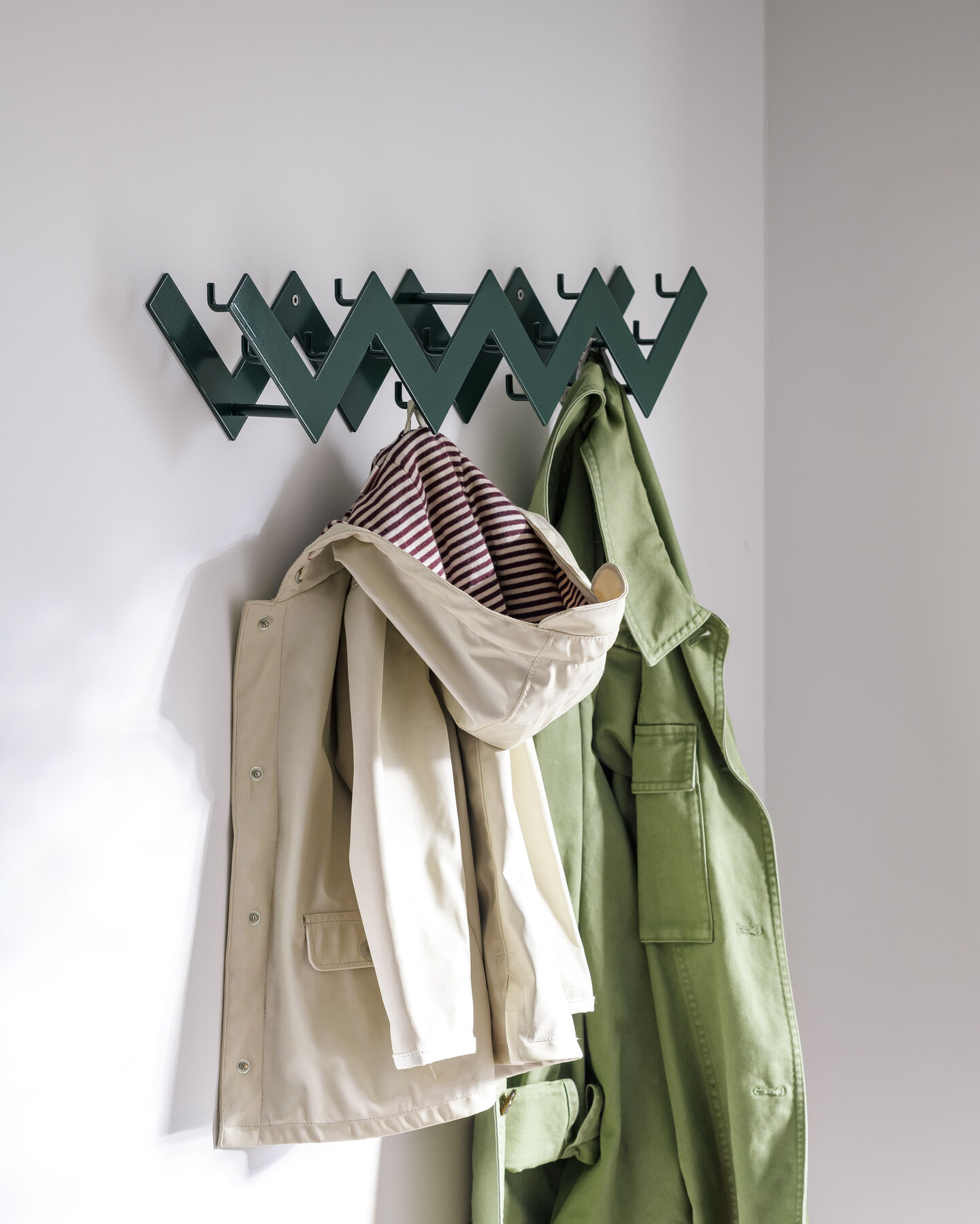 Ziggy wall-mounted coat rack made of powder-coated steel