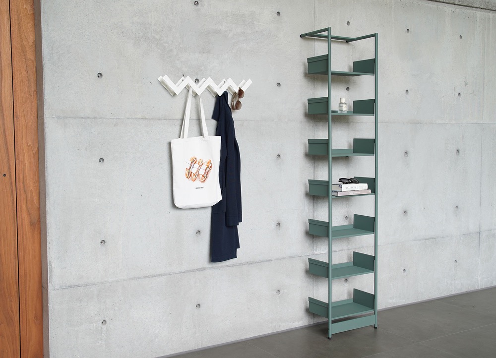 Ziggy Wandgarderobe in Weiss neben Pool Regal